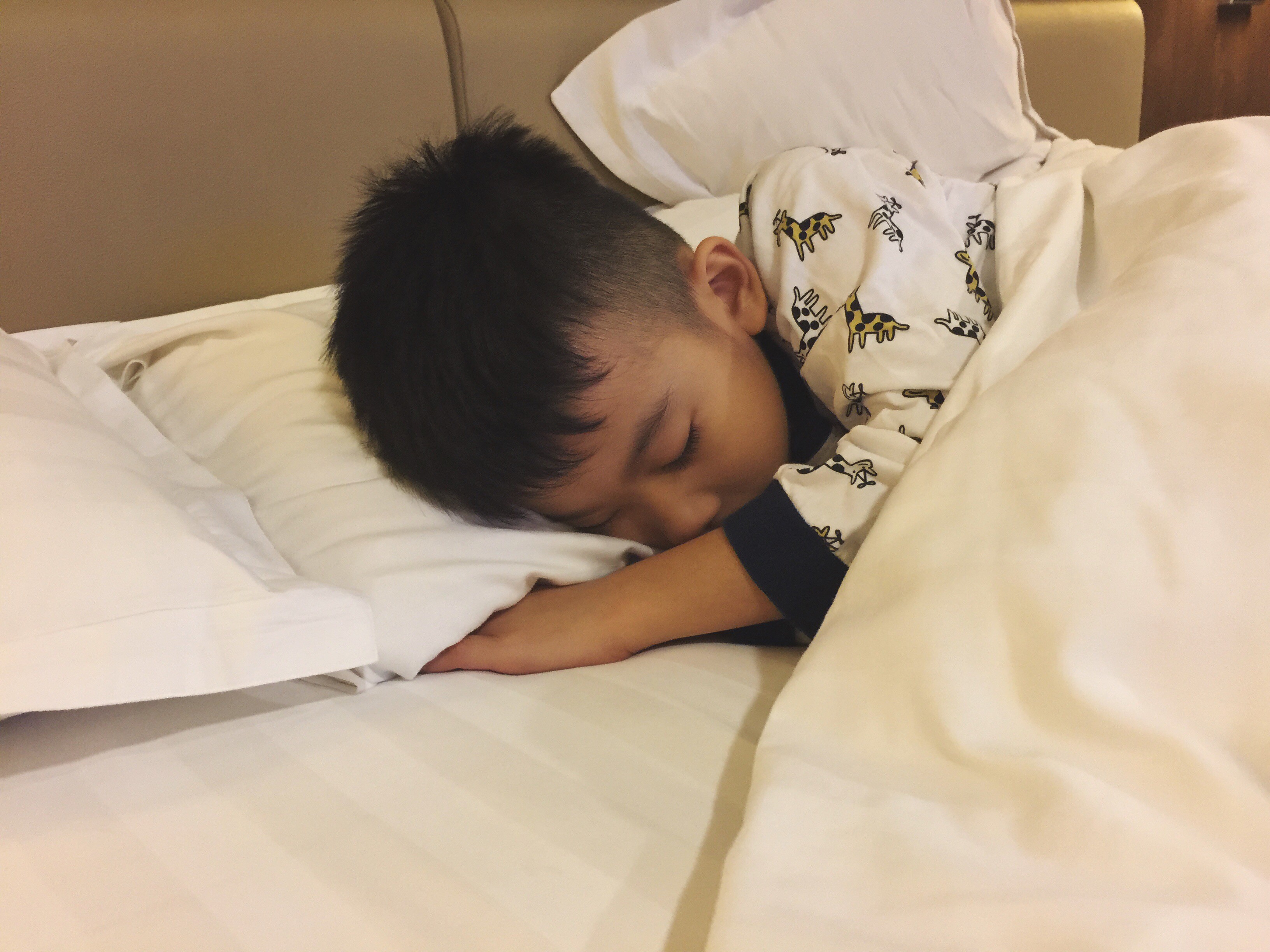 belajar tidur sendiri, tips tidur anak, anak mandiri, anak tidur sendiri, Bunda, si Kecil